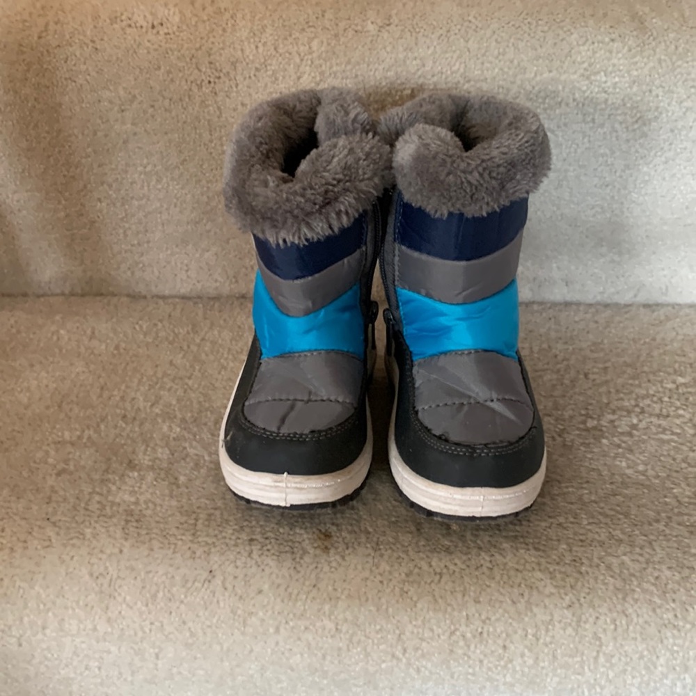 Youth snow boots size 7  brand Nova Mountain. Excellent condition
